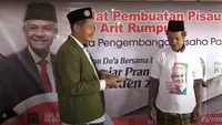 Pelatihan membuat pisau untuk warga Tuban oleh relawan Kiai Muda Jatim pendukung Ganjar. (Istimewa)
