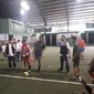 Legenda Liverpool Vladimir Smicer (kanan) berbagi ilmu kepada SMPIT Taruna Islamic School & Football Academy di Jakarta, Jumat (8/2/2019). (Liputan6.com/Luthfie Febrianto)