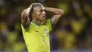 Reaksi kecewa striker Timnas Brasil, Richarlison setelah gagal memanfaatkan peluang di depan gawang Bolivia pada laga Kualifikasi Piala Dunia 2026 zona Conmebol di Mangueirao Stadium, Belem, Brasil, Sabtu (9/9/2023) pagi WIB. (AP Photo/Bruna Prado)