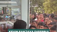 Kevin Sanjaya menjadi pusat perhatian saat diserbu para pebulu tangkis cilik. Mereka rela mengantre demi mendapatkan tanda tangan dari mantan pebulu tangkis nomor satu dunia tersebut.