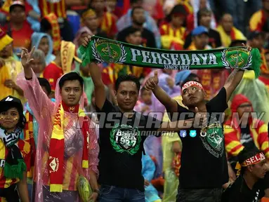 Fanatisme Bonek dalam mendukung Andik Vermansah dan Selangor FA terlihat dalam final Piala Malaysia 2015 melawan Kedah FA di Stadion Shah Alam, Selangor, Sabtu (12/12/2015). (Facebook/Faselangor.my)