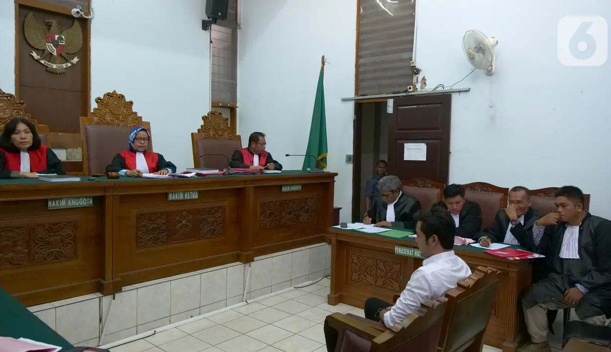 Pemain sinetron Kriss Hatta menjalani sidang perdana kasus dugaan penganiayaan di PN Jakarta Selatan, Rabu (9/10/2019). Kriss berharap uang yang telah dia berikan kepada Anthony Hilenaar bisa digunakan dengan baik untuk keluarganya. (Liputan6.com/Herman Zakharia)