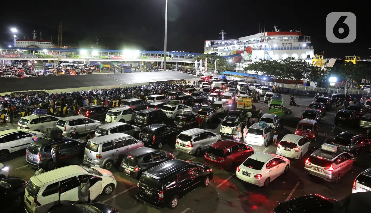 <p>Ratusan mobil pribadi yang akan menyeberang ke Pulau Sumatera terjebak kemacetan sebelum masuk ke kapal "Roll on-Roll off" (RoRo) di Pelabuhan Merak, Banten, Kamis (28/4/2022). Jelang hari raya Idul Fitri, pemudik dengan kendaraan bermotor mulai memadati Pelabuhan Merak. Penumpukan kendaraan ini menyebabkan terjadinya antrean kendaraan yang panjang. (Liputan6.com/Angga Yuniar)</p>
