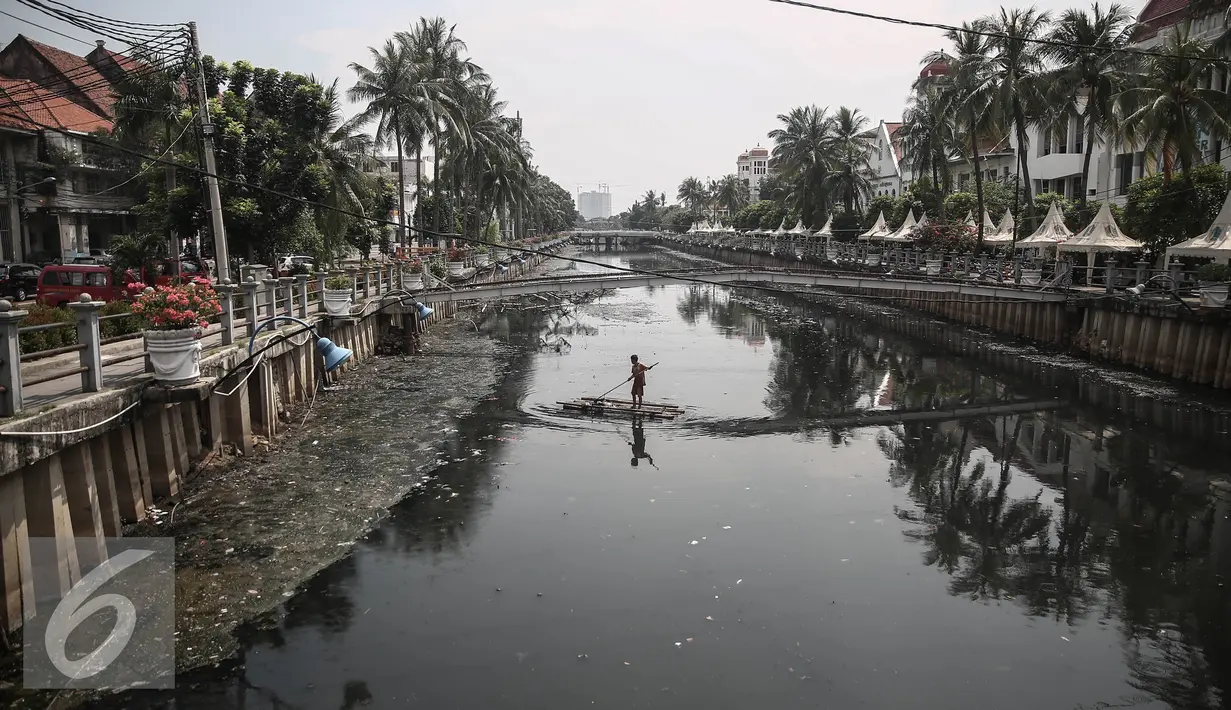Suasana kotor dan penuh sampah di Kali Besar dikawasan Kota Tua, Jakarta, Selasa (10/5/2016). Kondisi air terlihat kotor dan berbau serta terlihat banyak tumpukan sampah. (Liputan6.com/Faizal Fanani)