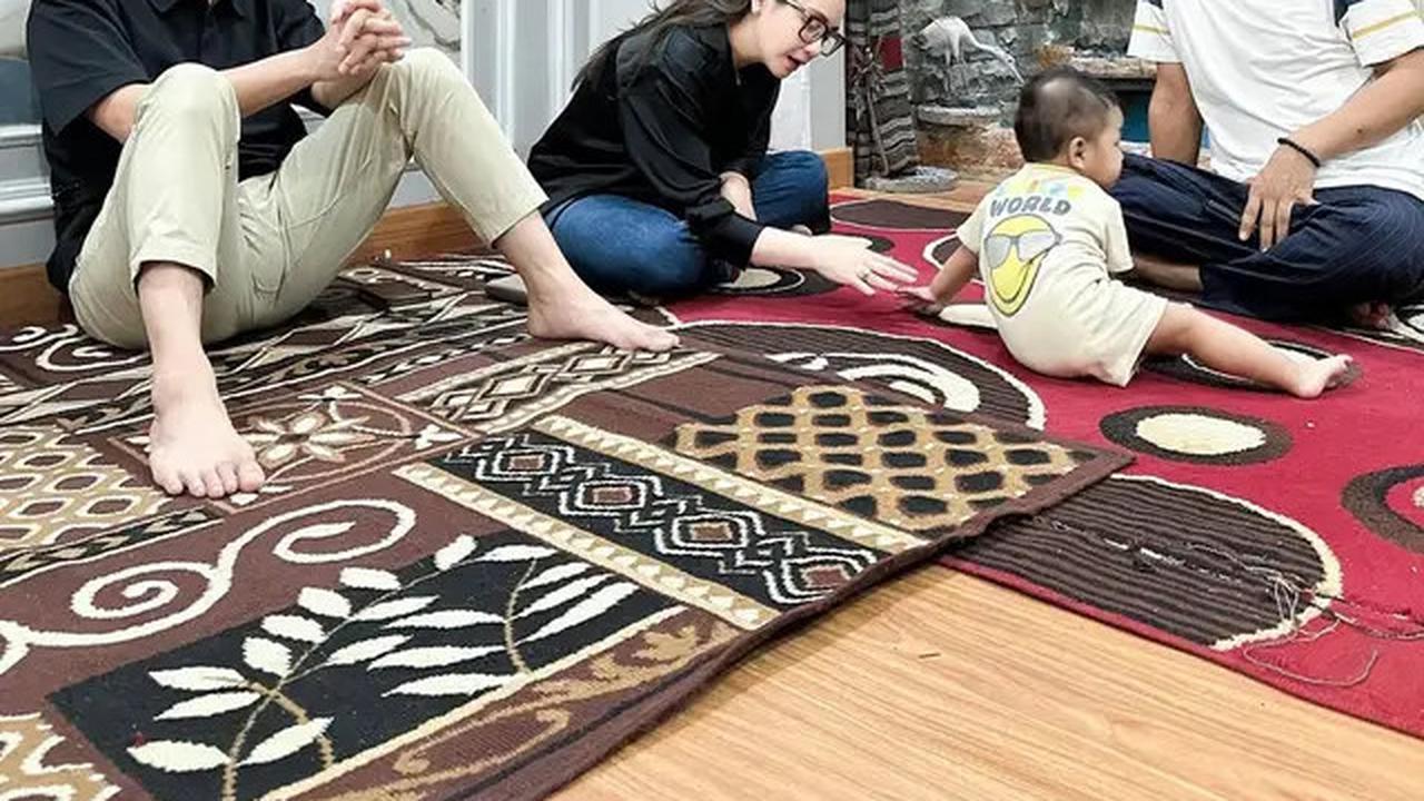 7 Potret Raffi Ahmad ke Rumah Mendiang Mpok Alpa, Kuatkan Suami dan Anak