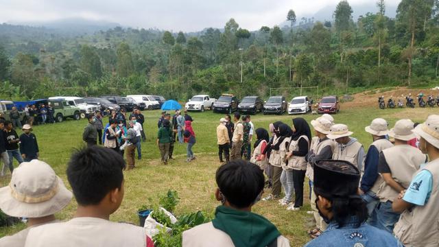 Dalam prakteknya, seluruh siswa sekolah reforestasi wajib mengikuti pendidikan intensi semacam pelatihan, dengan menitikberatkan pada praktek lapangan, setelah mendapatkan pemahaman teori di dalam kelas.