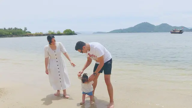 Ajak Buah Hati ke Pantai, Ini 7 Momen Liburan Asmirandah dan Jonas Rivanno