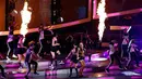 Penampilan Ariana Grande berkolaborasi dengan Nicki Minaj saat tampil menghibur di acara NBA All-Star Game di Madison Square Garden, New York, Minggu (15/2). (Jeff Zelevansky/Getty Images/AFP)