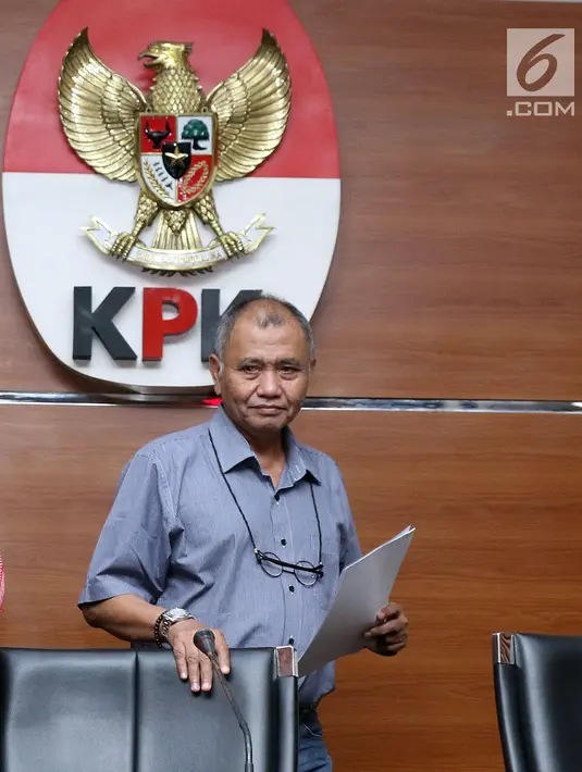 Ketua KPK Agus Rahardjo bersiap memberi keterangan terkait OTT Bupati Pakpak Bharat Sumatera Utara, Remigo Yolanda Berutu di Gedung KPK, Jakarta Minggu (18/11). KPK menetapkan tiga tersangka termasuk Bupati Pakpak Bharat. (Liputan6.com/Helmi Fithriansyah)