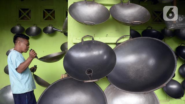 FOTO: Mengintip Proses Pembuatan Wajan di Bogor