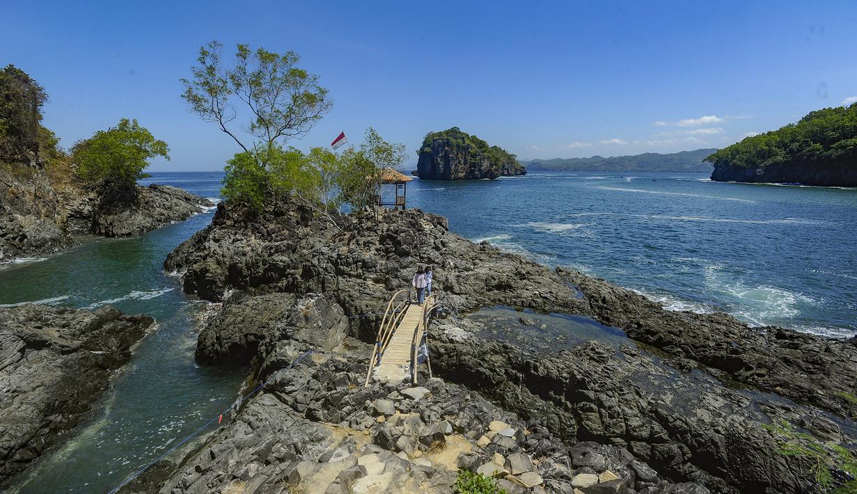 Sesuai namanya, Watu Pawon memiliki karakter bebatuan sebagai daya tarik utama. Garis pantainya sempit tetapi sangat eksotis, dipenuhi batu-batu berukuran beragam berbentuk oval yang menghiasi tepian laut. Di sekitarnya, gugusan karang yang menghadap Samudra Hindia menjadi panorama dramatis yang memanjakan mata. (merdeka.com/Arie Basuki)