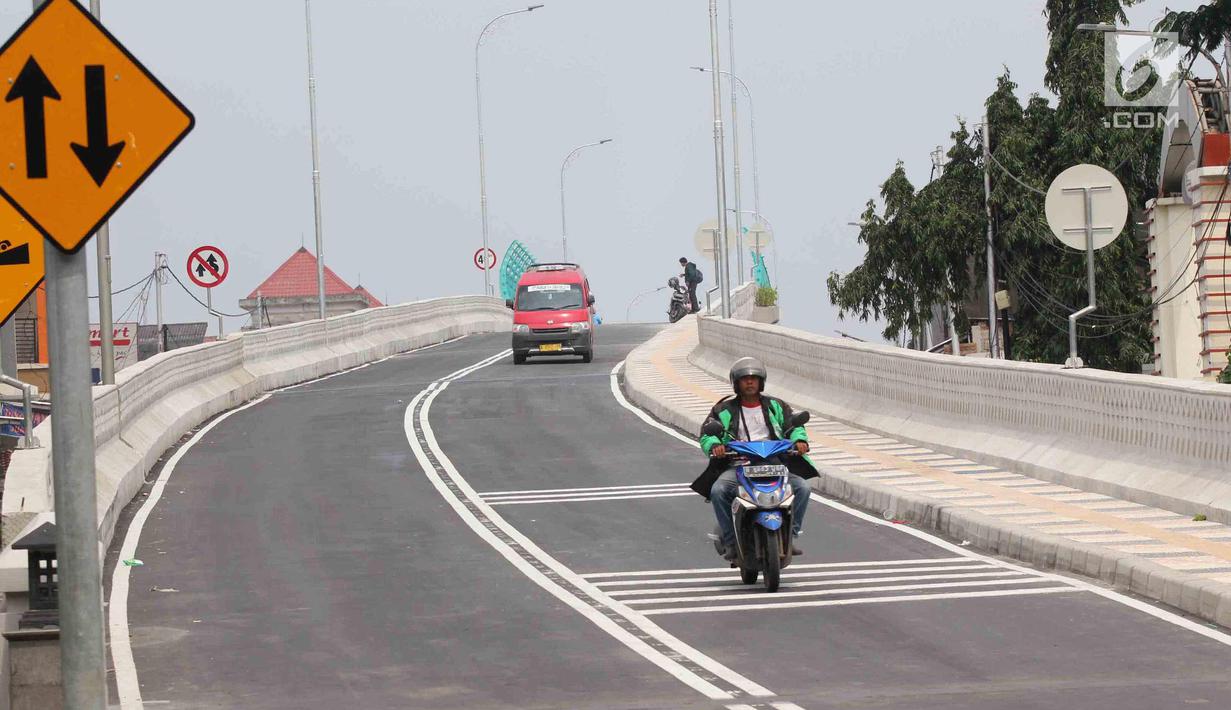 Pengendara motor melintas di Flyover Bintaro, Jakarta, Selasa (6/3). Mulai hari ini Pemprov DKI Jakarta melakukan uji coba pengoperasian Flyover Bintaro yang dibangun sejak 2017. (Liputan6.com/Johan Tallo)