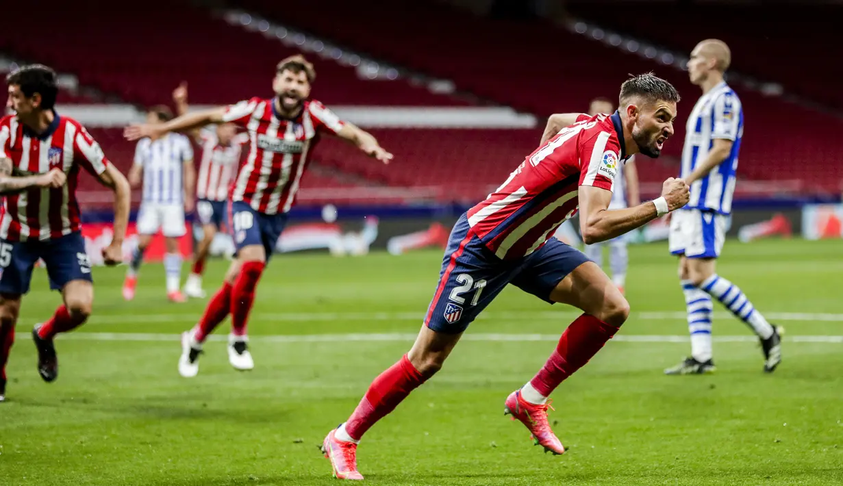 Gelandang Atletico Madrid, Yannick Carrasco melakukan selebrasi usai mencetak gol pertama timnya ke gawang Real Sociedad dalam laga lanjutan Liga Spanyol 2020/2021 pekan ke-36 di Wanda Metropolitano Stadium, Rabu (12/5/2021). Atletico menang 2-1 atas Sociedad. (AP/Bernat Armangue)