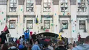 Kondisi gedung Kedutaan Besar Rusia di Kiev, Ukraina, saat diserbu ratusan demonstran, (14/6/2014). (REUTERS/Oleg Pereverzev)