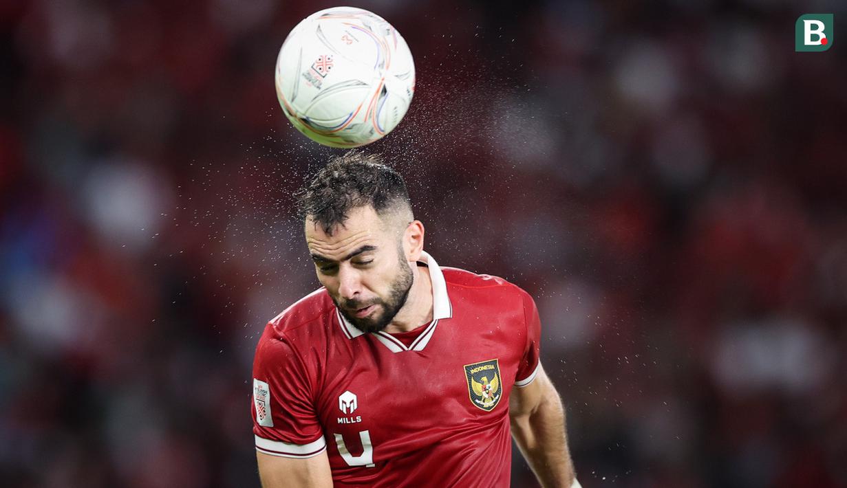 Pemain Timnas Indonesia, Jordi Amat menanduk bola saat laga leg pertama semifinal Piala AFF 2022 melawan Timnas Vietnam di di Stadion Utama Gelora Bung Karno (SUGBK), Jumat (6/1/2023) sore WIB. (Bola.com/Bagaskara Lazuardi)