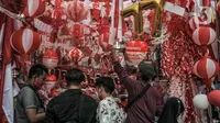 Warga memilih pernak-pernik untuk perayaan Hari Kemerdekaan ke-77 Republik Indonesia di Pasar Jatinegara, Jakarta Timur, Minggu (7/8/2022). Penjualan pernak-pernik perayaan 17 Agustus seperti bendera Merah Putih, alat perlombaan, dan berbagai hiasan Hari Kemerdekaan di Pasar Jatinegara mengalami peningkatan hingga 50 persen dibandingkan tahun lalu seiring meredanya penyebaran Covid-19. (merdeka.com/Iqbal S Nugroho)