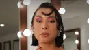 Sementara rambut pendeknya ditata dengan gaya sleek dan poni melengkung di bagian depan [@jenniferbachdim]