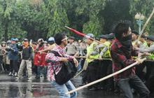 Polisi saat rusuh, kena batu hingga terserempet peluru