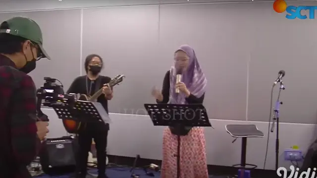 Angelina Sondakh saat menjadi pengamen di salah satu MRT di Jakarta Selatan. (Hot Shot via YouTube SCTV)