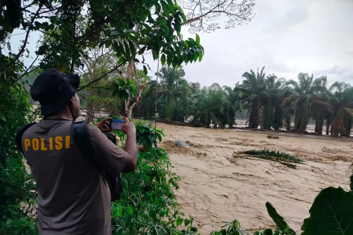 Sungai Batang Nanggang meluap, Jembatan Darurat Hanyut Tersapu Arus