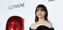 Lisa BLACKPINK langsung mencuri perhatian dengan penampilannya yang elegan sekaligus bold.  [@wearelloud].