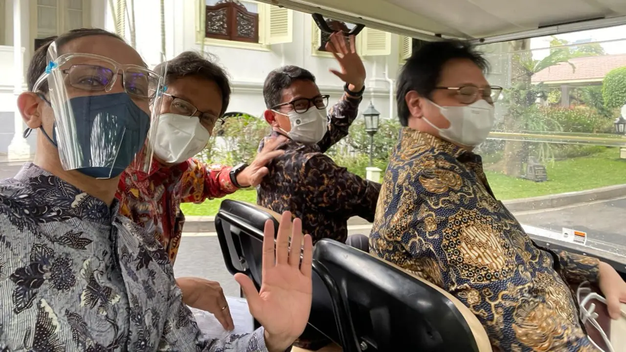 Menteri Pariwisata dan Ekonomi Kreatif (Menparekraf) Sandiaga Salahuddin Uno jadi sopir tembak