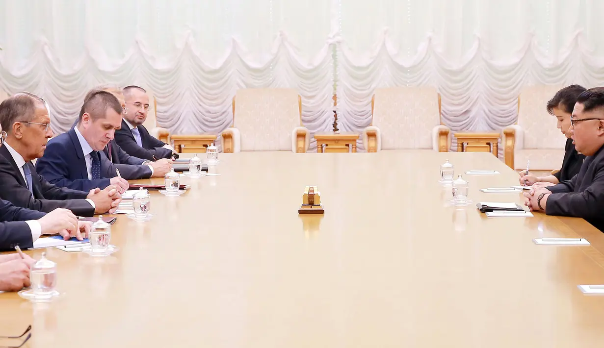 Pemimpin Korea Utara Kim Jong-un melakukan pertemuan dengan Menlu Rusia Sergei Lavrov dan jajarannya di Pyongyang, Korea Utara (31/5). Kepada Kim Jong-Un, Lavrov menyatakan dukungan bagi deklarasi antara Korut dan Korea Selatan. (KCNA VIA KNS / AFP)