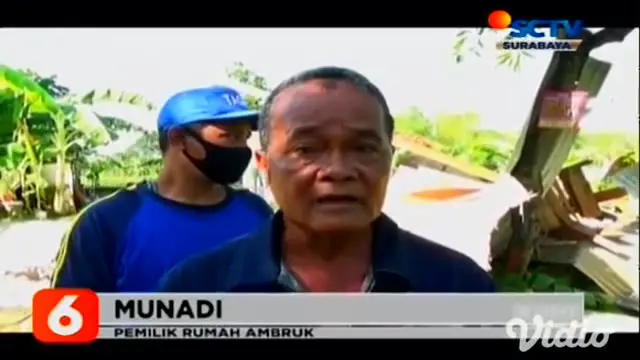 Angin puting beliung yang menerjang dua kecamatan di Kabupaten Tuban, Jawa Timur, mengakibatkan puluhan rumah menjadi ambruk pada Selasa petang (17/11). Salah satunya Munadi (62) warga Desa Bulurejo.