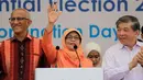 Halimah Yacob melambaikan tangan saat menyapa pendukungnya usai memberikan pidato di Singapura, Rabu (13/9). Halimah Yacob nantinya akan menggantikan posisi Tony Tan, yang telah 6 tahun menjabat sebagai presiden negara tersebut. (AP Photo/Wong Maye-E)