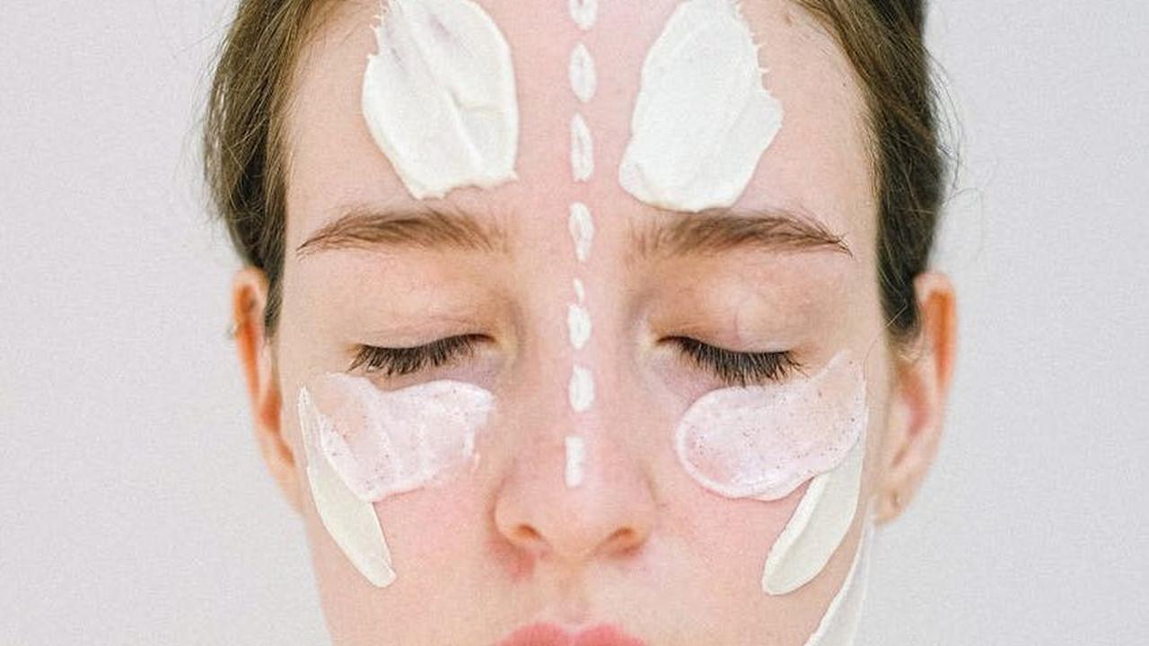 Pakai Sunscreen Dulu Atau Moisturizer Dulu? Ini Kata Pakar