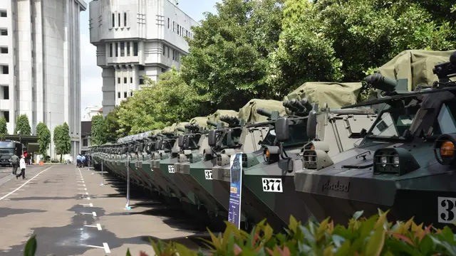 Menteri Pertahanan Prabowo Subianto menyerahkan berbagai kendaraan fungsi khusus buatan PT Pindad secara simbolis kepada Kasad, Jenderal TNI Dudung Abdurachman. (Dok Pindad)