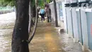 Pejalan kaki menerobos genangan banjir di Jalan dr Sutomo, Pasar Baru, Jakarta, Selasa (25/2/2020). Hujan yang mengguyur Jakarta sejak Senin (24/2) malam membuat sejumlah kali meluap dan menyebabkan banjir. (Liputan6.com/Helmi Fithriansyah)