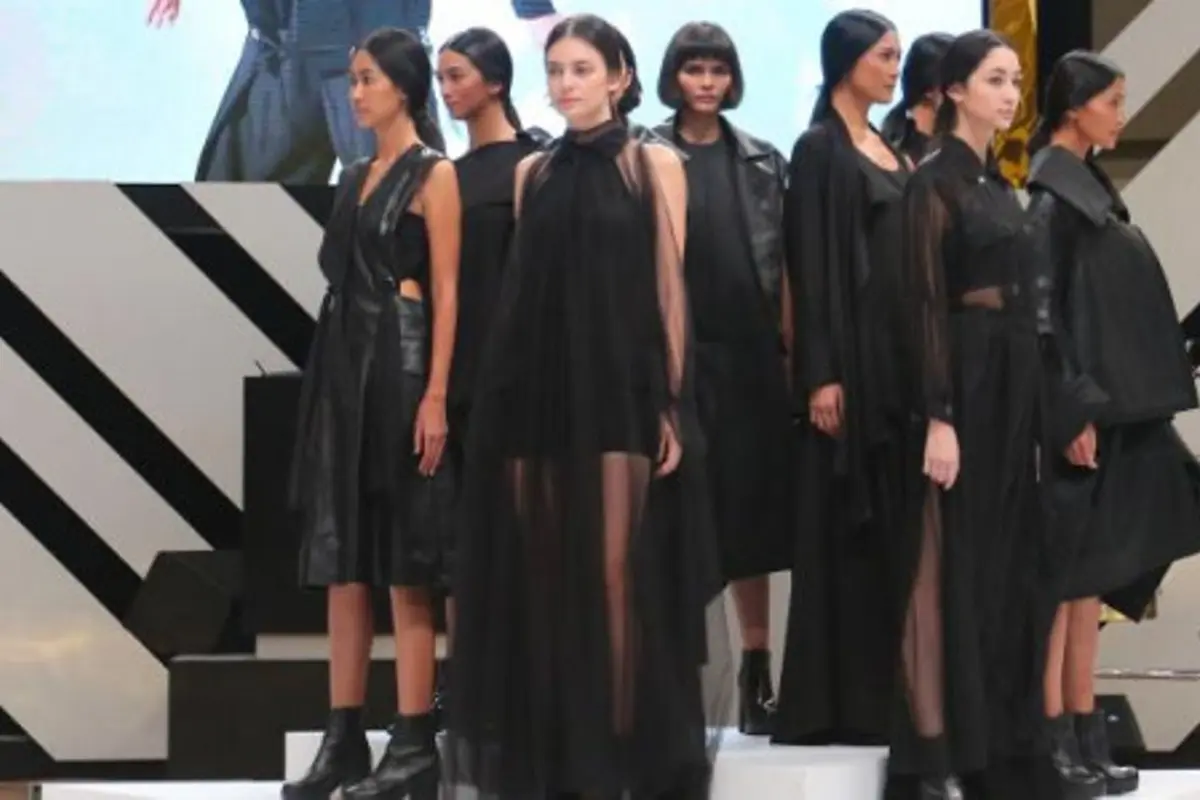 Jangan Takut Mirip Valak, Baju Hitam Memang Terlihat Lebih Asik!