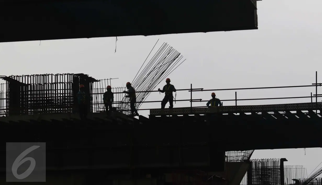 Pekerja tengah menyelesaikan proyek jalan tol Tanjung Priok, Jakarta, Selasa (8/12). Kebutuhan baja pada tahun depan akan meningkat dua kali lipat menjadi 28 juta ton menyusul masifnya pembangunan infrastruktur. (Liputan6.com/Angga Yuniar)