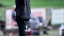 Reaksi pelatih Werder Bremen Florian Kohfeldt saat menyaksikan pemainnya berlaga melawan Bayer Leverkusen dalam pertandingan Bundesliga di Bremen, Jerman, Senin (18/5/2020). Bayer Leverkusen menang 4-1. (Stuart FRANKLIN/POOL/AFP)