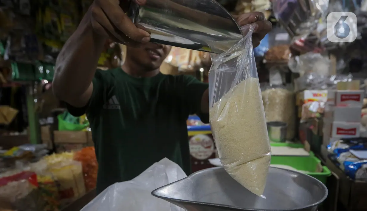 Menurut pedagang kenaikan gula ini masih cenderung wajar karena harganya masih tidak sedrastis bahan pangan lain seperti cabai maupun bawang. (Liputan6.com/Angga Yuniar)