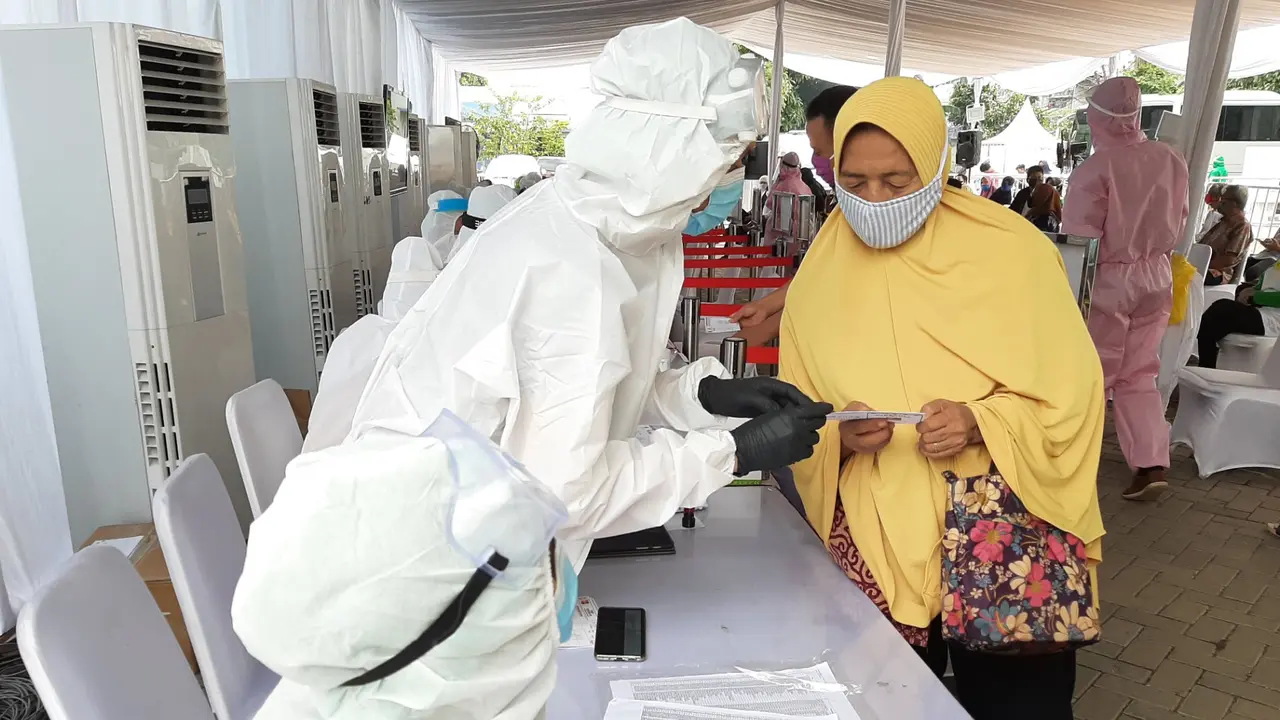 Tim Medical Badan Inteligen Negara (BIN) menggelar lakukan rapid test di Kota Tangerang, Rabu (15/7/2020). (Liputan6.com/ Pramita Tristiawati)