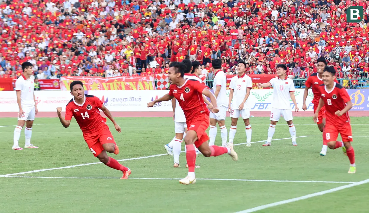 <p>Pemain Timnas Indonesia U-22, Komang Teguh Trisnanda (tengah) melakukan selebrasi setelah mencetak gol ke gawang Timnas Vietnam U-22 pada laga semifinal sepak bola SEA Games 2023 di Olympic Stadium, Phnom Penh, Kamboja, Sabtu (13/05/2023). (Bola.com/Abdul Aziz)</p>