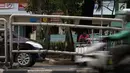 Pengendara melintas di jalan Prof. DR. Soepomo, Jakarta, Jumat (22/2). Kondisi pagar pembatas jalan di jalan Prof. DR. Soepomo mengalami kerusakan di beberapa titik. (Liputan6.com/Helmi Fithriansyah)