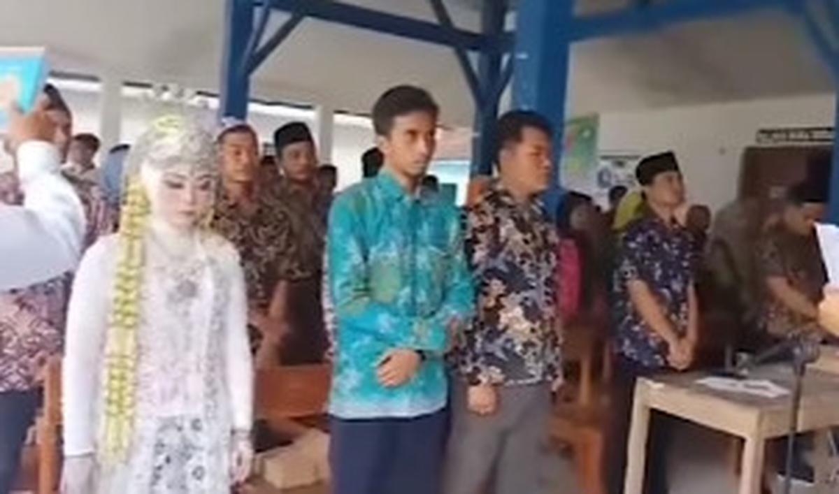 Diketahui, si wanita tersebut baru saja melangsungkan akad nikah. Lantaran berbarengan dengan agenda pelantikan petugas KPPS, sosoknya pun nekat mencuri waktu.&nbsp;