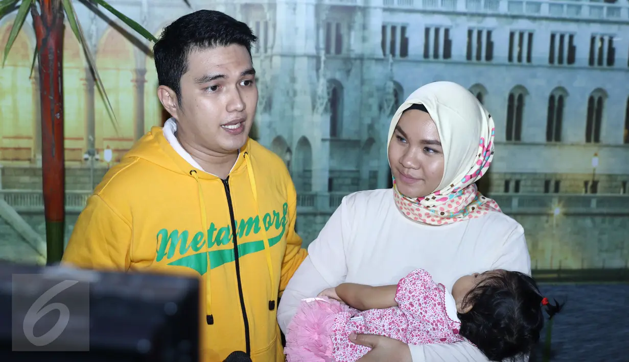 Pemain Sinetron Aldi Taher saat diwawancari oleh wartawan seusai mengisi acara di kawasan Mampang, Jakarta, Rabu (4/1). Aldi Taher menceritakan tentang kondisinya terkini.(Liputan6.com/Herman Zakharia)