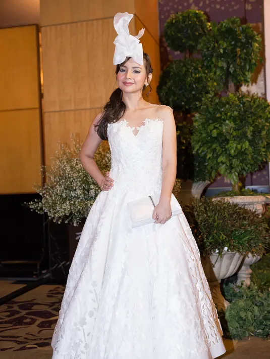 Selain itu Angelica Simperler mengaku bangga ketika dirinya didapuk salah satu peraga koleksi terbaru Fetty Rusli. Meskipun Angel baru pertama kalinya hadir dalam acara tersebut, Angel mengaku dia sangat senang sekali. (Desmond Manullang/Bintang.com)