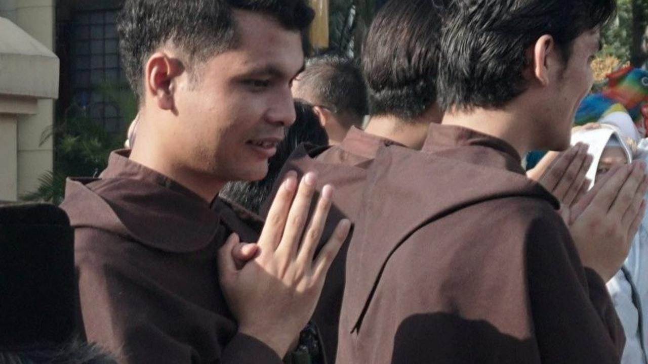 Romo Febri berharap kegiatan berbagi tempat ibadah untuk jemaah salat Idulfitri ini dapat semakin mempererat tali persaudaraan. Foto: merdeka.com / Nanda F. Ibrahim  <br>