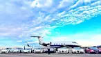 Petinju Floyd Mayweather berpose di depan kendaraan mewah miliknya yang bernilai miliaran rupiah. (instagram.com/floydmayweather)