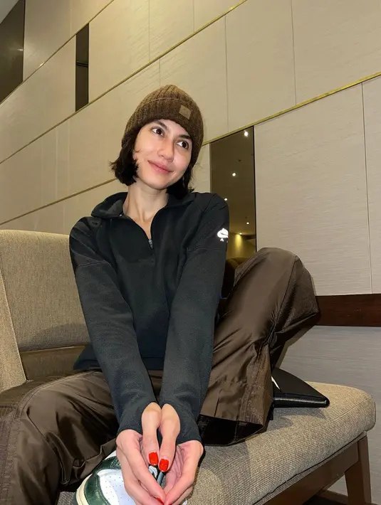 Mengenakan topi atau beannie jadi solusi praktis untuk rambut pendek yang lagi bad hair day [@pevpearce]