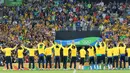 Timnas kesebelasan Brasil menyapa penonton sebelum upacara kemenangan setelah mengalahkan timnas Jerman dalam adu penalti di Olimpiade Rio 2016 di Brasil (20/08) (REUTERS / Yves Herman) 