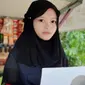 Feby Ayu Arianti, gadis imut yang membantu jual kopi dan lukisan yang sedang jadi perbincangan (Dok.Instagram/@ skp_indonesia/https://www.instagram.com/p/B9VtC6RBEZR/Komarudin)