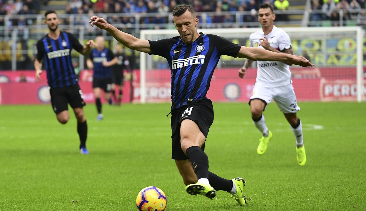Gelandang Inter Milan, Ivan Perisic, menggiring bola saat melawan Cagliari pada laga Serie A Italia di Stadion San Siro, Milan, Sabtu (3/11). Inter menang 5-0 atas Cagliari. (AFP/Miguel Medina)