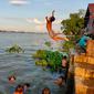 Keseruan anak-anak berenang dan mandi di tepian Sungai Musi di Palembang (Liputan6.com / Nefri Inge)