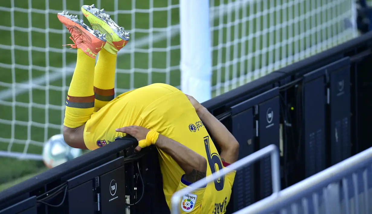 Reaksi pemain Barcelona Luis Suarez saat gagal mencetak gol ke gawang Alaves pada pertandingan La Liga di Stadion Mendizorroza, Vitoria, Spanyol, Minggu (19/7/2020). Barcelona menang 5-0. (AP Photo/Alvaro Barrientos)